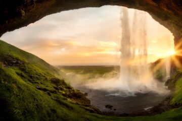 Wasserfall in Island bei Sonnenaufgang