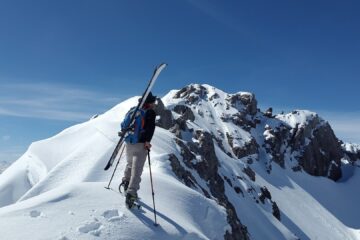 Skitourengeher auf Gipfel