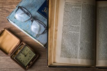 Buch, Brille und Uhr
