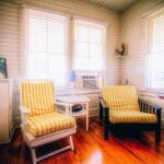 Wohnzimmer: zwei Stühle mit gelb-weiß gestreiften Überzügen