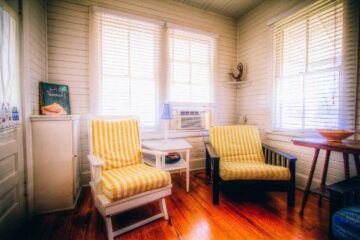 Wohnzimmer: zwei Stühle mit gelb-weiß gestreiften Überzügen