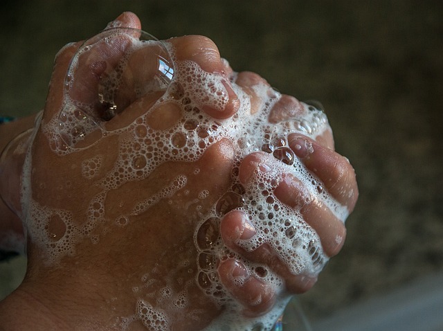 Hände werden mit Seife gewaschen