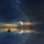 Segelschiff fährt in der Nacht über das Meer