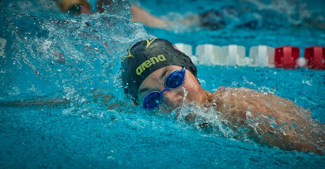 Schwimmerin mit Schwimmkappe und Schwimmbrille während Training oder Wettkampf