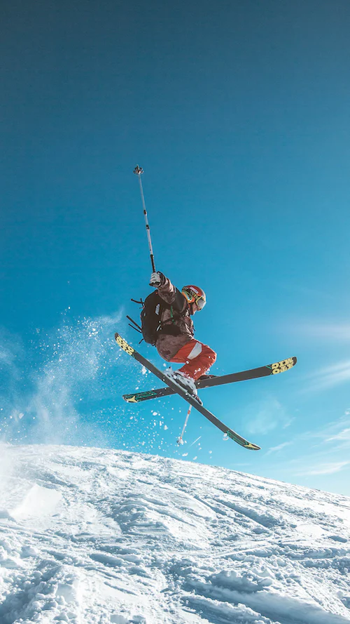 Person führt Stunt mit Skiern durch