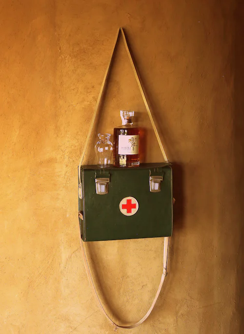 Erste-Hilfe-Koffer hängt an Wand