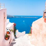 Griechenland: Treppe in Richtung Meer. Seitlich sieht man kleine, farbige Häuser.