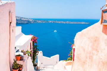 Griechenland: Treppe in Richtung Meer. Seitlich sieht man kleine, farbige Häuser.
