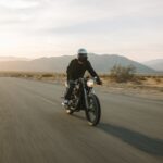 Person fährt mit Motorrad in Richtung Kamera