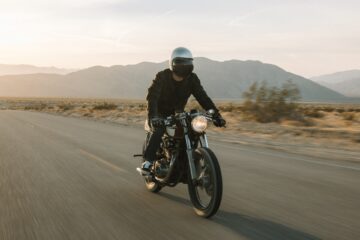 Person fährt mit Motorrad in Richtung Kamera